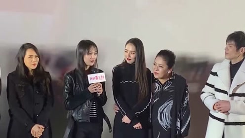 跟圈内大佬聚餐,整桌只有她一位年轻女演员,爽妹不简单