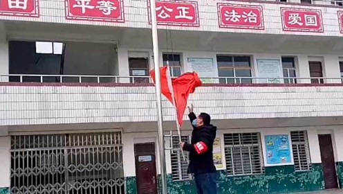 学生在家上网课,校长留校坚持升旗:愿孩子早日回归课堂