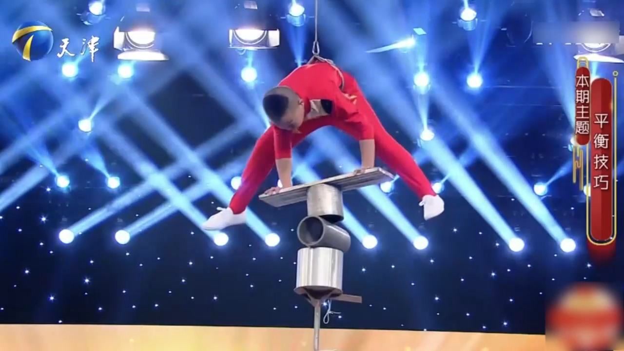 12岁男孩表演杂技《高椅晃管》,场面惊险刺激,险象环生