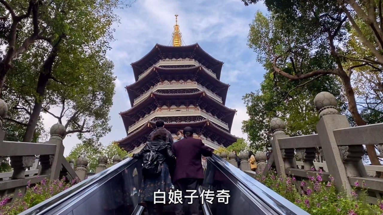杭州雷峰塔,传说白娘子被压在塔下,票价40块,带大家到里面看看