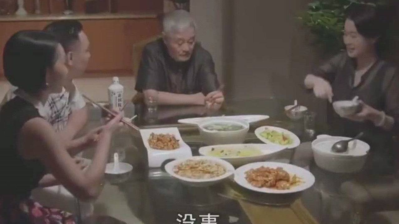 乡村爱情变奏曲:王大拿和儿子喝酒,这一桌下酒菜真硬啊
