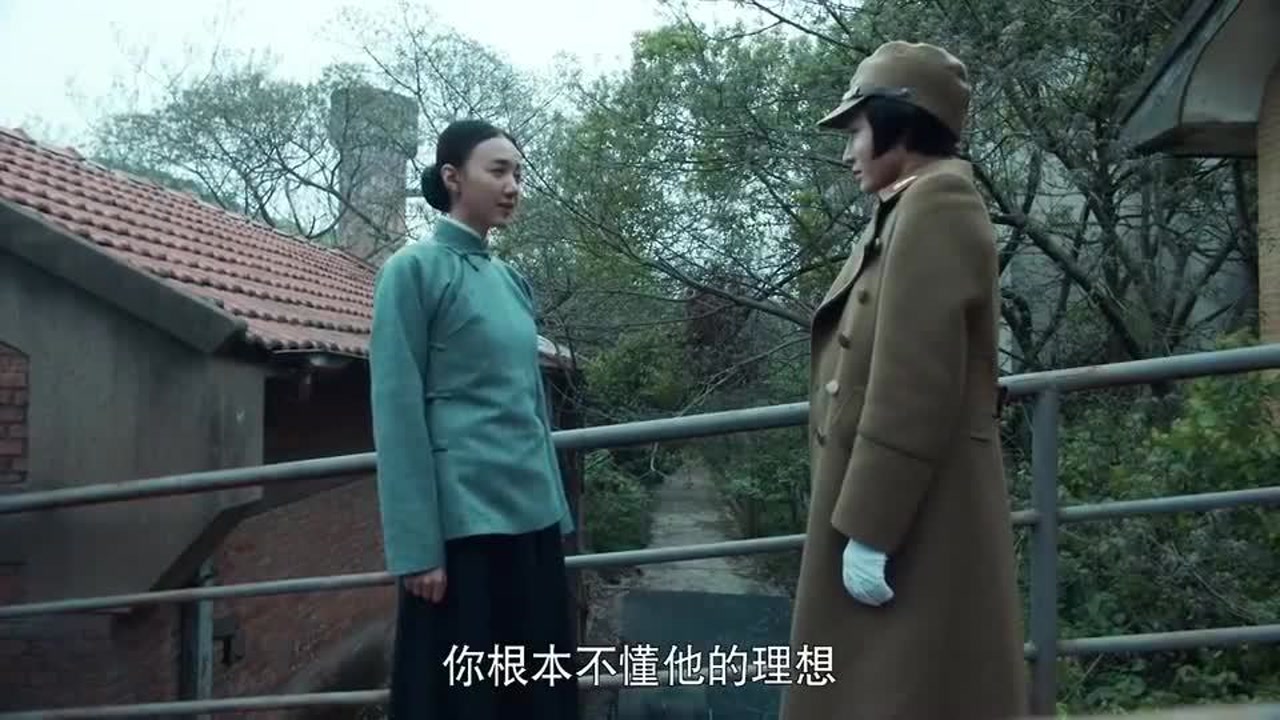 女鬼子想掐死对方,谁料自己掉进油锅里