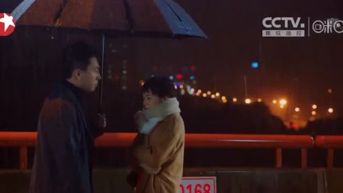 贺涵担心子君雨中为子君送去伞,贺涵怒骂子君