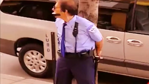 被封嘴反铐树上的警察!爆笑整蛊恶作剧