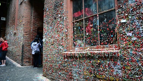 全球最脏的旅游景点,一道"网红墙",黏了大约100万个口香糖!