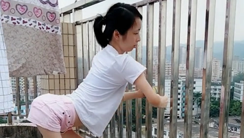 "独臂哥"背着爱人牵着孩子街头卖字 梦想有双假肢