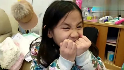 勇敢的小女孩儿自己在家拔牙,表情有点狰狞啊