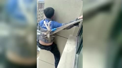 为了生活,高空作业安装空调,辛苦了兄弟