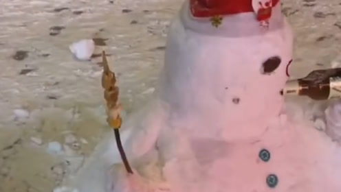 哈尔滨特色雪人笑翻网友:左手拿酒右手拿串 地下还摆着8个空酒瓶