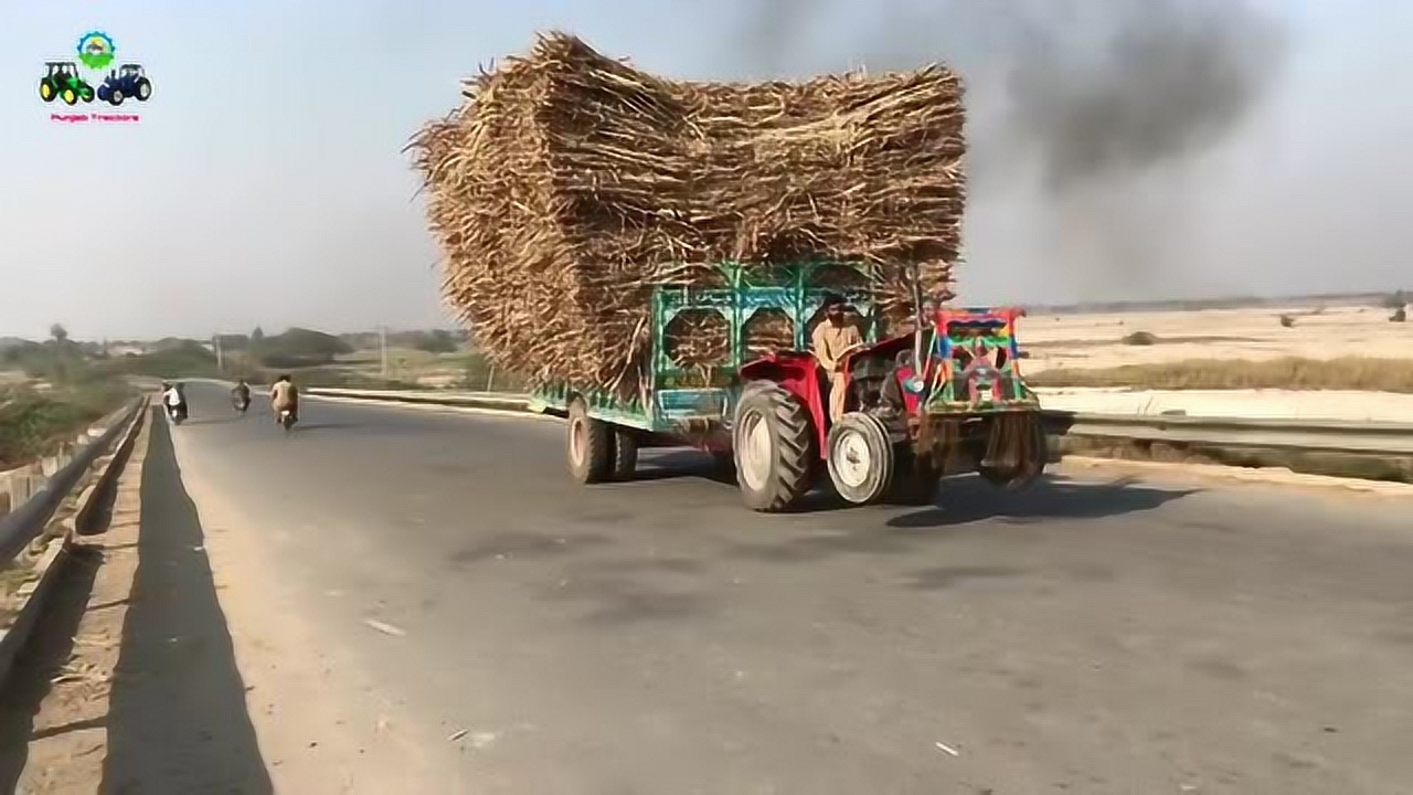 印度一辆严重超载的拖车,满屏都是拖拉机的咆哮声,前轮全程不带着地的