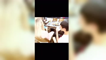 看女友玩游戏什么感觉？吃饭都不用菜了！
