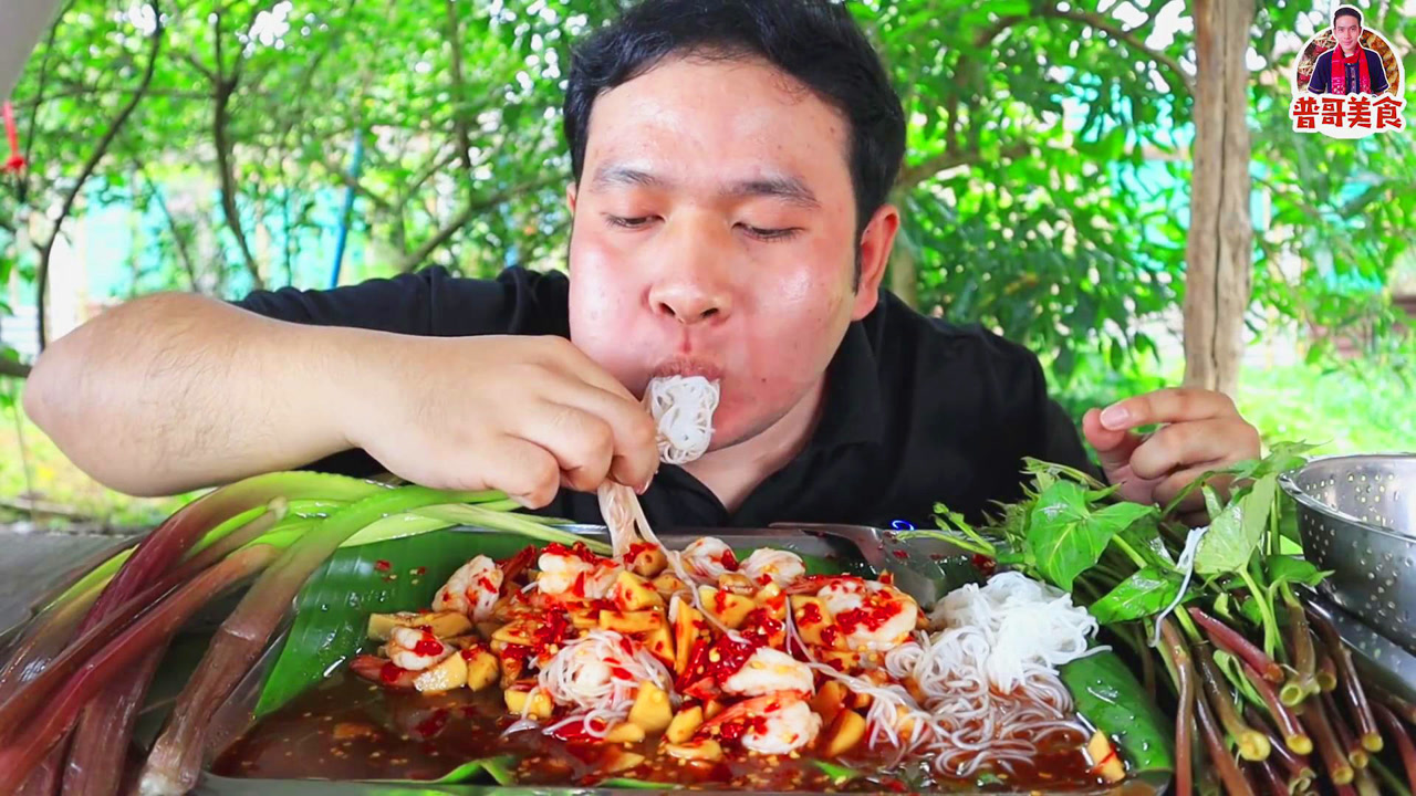 普哥美食:虾尾拌超辣木瓜沙拉,汤汁拌米粉,灵魂吃饭
