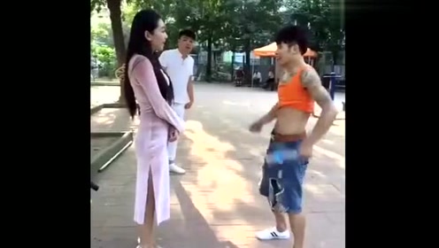 恶搞小哥哥的女朋友视频，恶搞小哥哥的女朋友视频在线观看