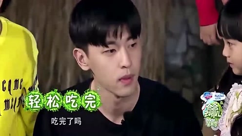 邓伦吃东西都那么帅气,小山竹在旁边一脸迷妹的表情
