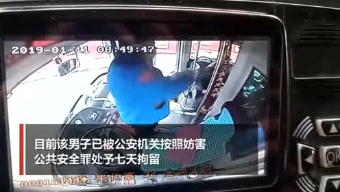 男子高速上抢拽大客车司机方向盘 被乘客一脚踹飞