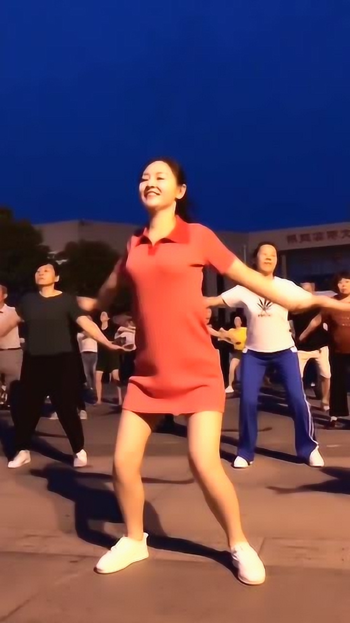 气质大美女领跳的广场舞活力十足,舞姿动感青春靓丽