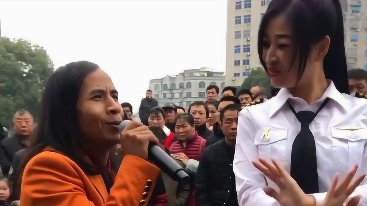村里有名的流浪歌手,每次唱歌都引来美女围观,果然高手在民间!