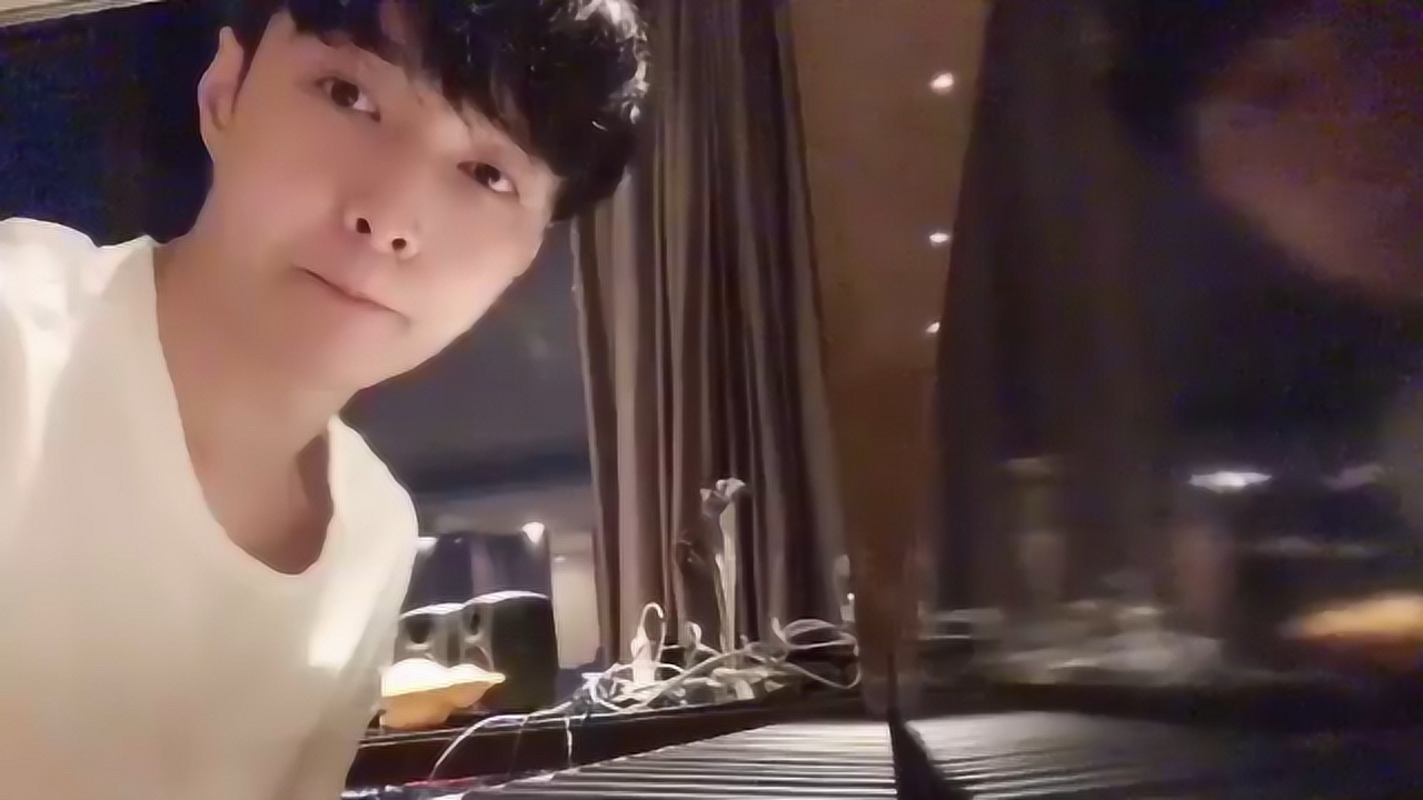 张艺兴即兴弹奏钢琴,手指灵活琴声动听温柔,堪称视觉听觉盛宴