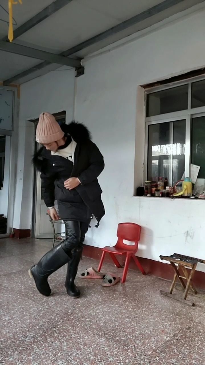 村里的小媳妇穿着高筒靴可洋气了!老公说人家有的俺也要有!