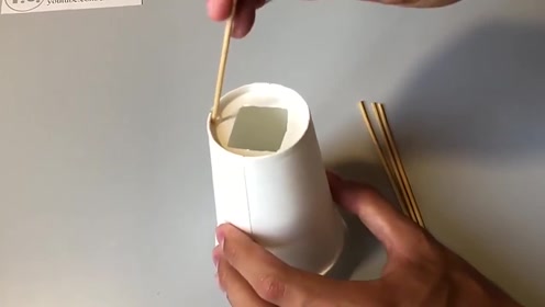 小伙用纸杯和木棒做了一个"飞行器",这头脑不当科学家可惜了