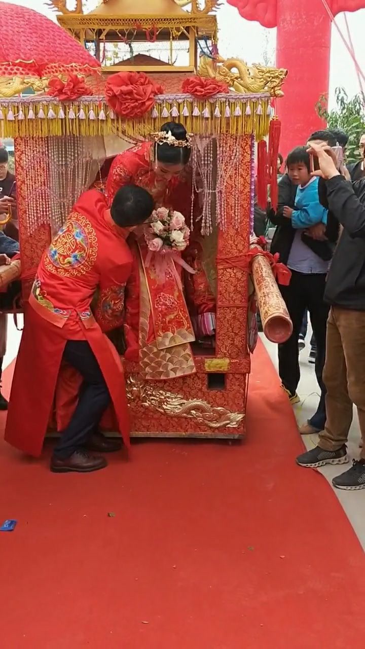 大花轿来接新娘了,新娘和新郎,真是郎才女貌