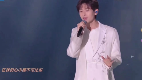 成毅在浙江卫视跨年晚会演唱《六月的雨》惊艳全场