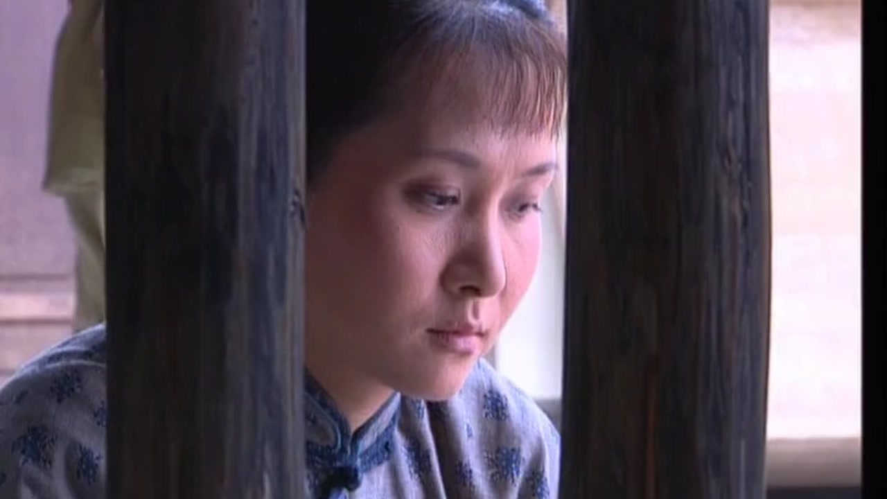 王保长新篇2:花花给在监房的王耀祖送饭,两人互相说出
