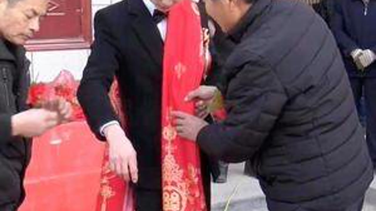 帅气新郎披红婚嫁风俗