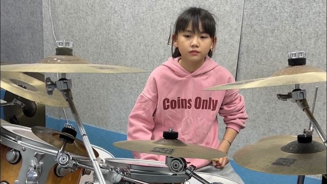 小鼓手妞妞架子鼓演奏《点歌的人》送给思念的你