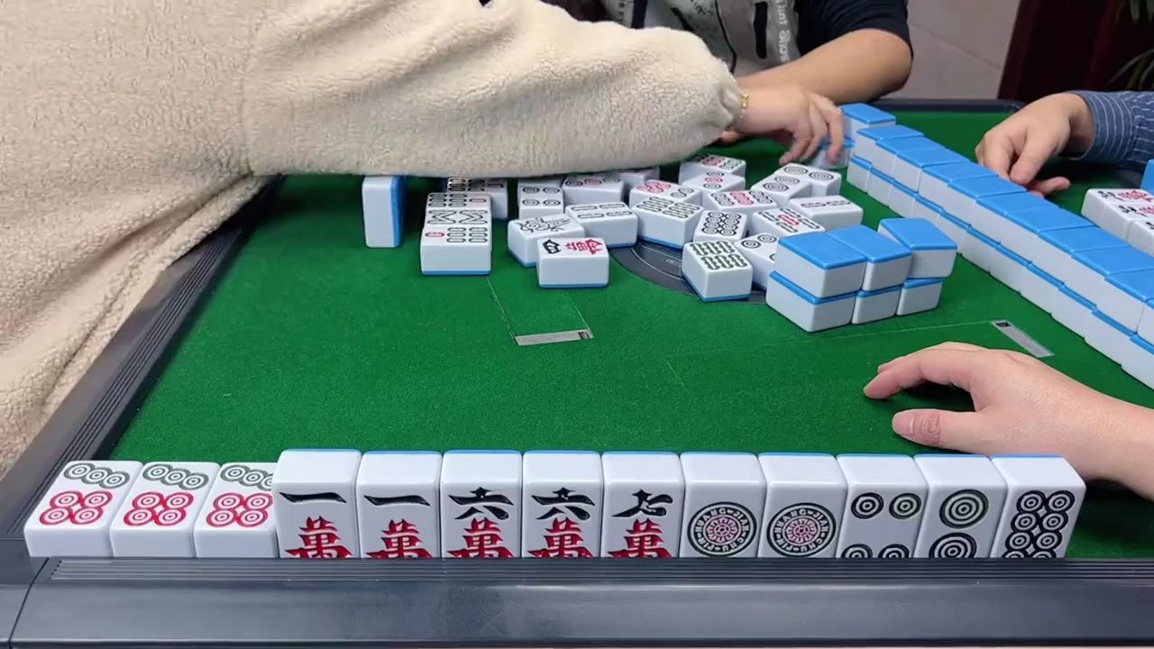 四川麻将:对家气势有点足,八万暗杠三家,与其过招需要勇气!