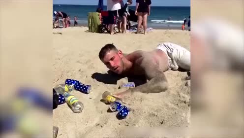 酒后失态有人真的吃土 看完你还敢喝醉吗?