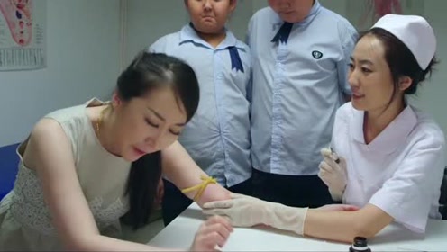 小明搞笑系列:大夫给老师打针,老师害怕打针!