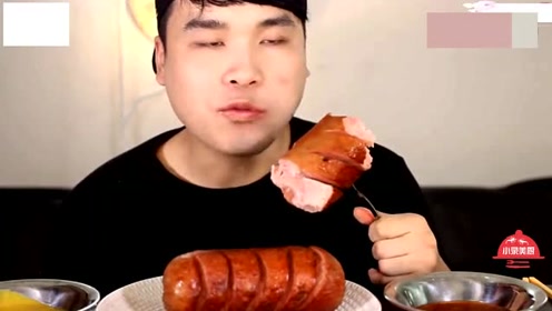 吃播大胃王,韩国小胖哥吃好大个的烤香肠,嚼的真带劲