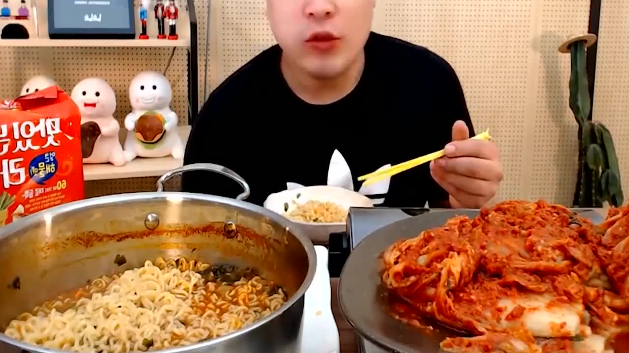 韩国小哥哥吃播,泡面和泡菜,小哥呼呼吃,网友泡面和泡菜才配