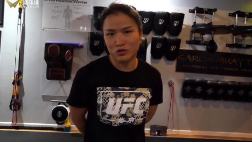 伊朗女拳王扬言不怕任何人 却被搏击玫瑰重拳打服