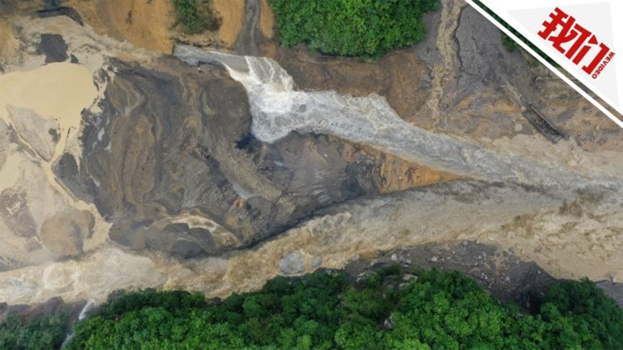 近距离航拍恩施滑坡堰塞湖溃口:水位下降形成两股水流 恩施城区风险降低