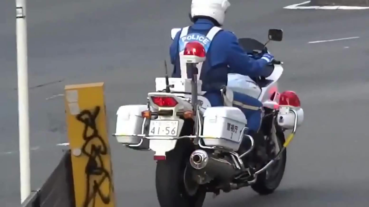 实拍日本警用摩托车执法