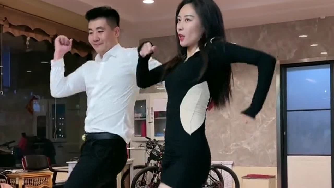 霹雳舞大叔和女徒弟一起跳舞,舞姿活泼节奏感十足,俩