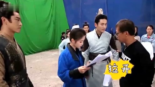 张哲瀚和鞠婧祎片场互摸耳朵,结果因距离太近被导演频频拉开