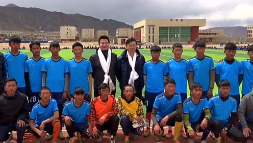 上港集团足球俱乐部梦想小分队抵达拉孜县中学小记