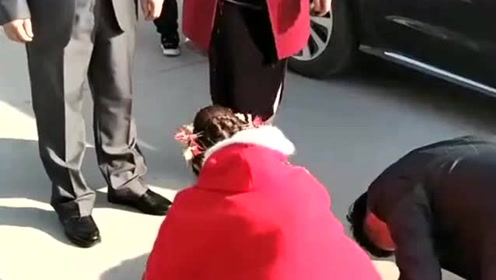 女儿临走前跪拜爸爸妈妈养育之恩,懂事的新郎也是一同跪下
