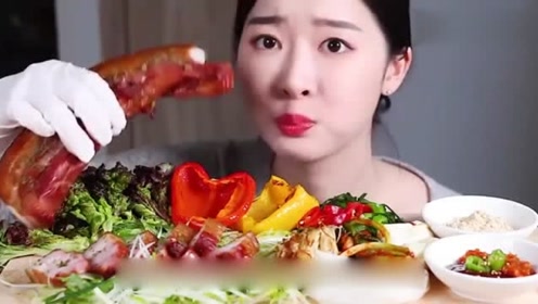 美食吃播:韩国美女,吃烟熏五花肉,配上彩椒和蔬菜,吃的香