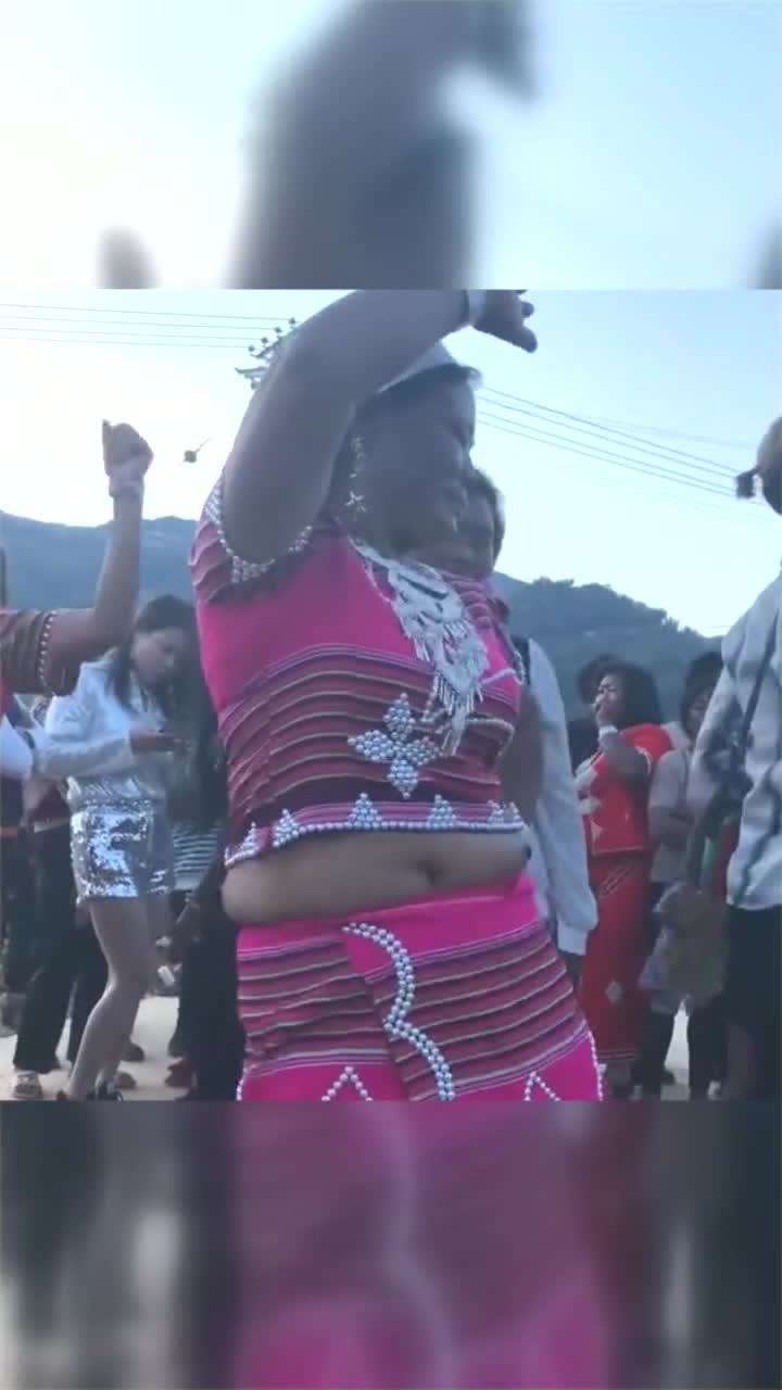 云南黑妹开跳了,周围还有很多的伴舞,红衣服的大妈跳得真抢眼!