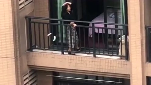 对面的小姐姐每天都会录跳舞的视频,看样子跳得还不赖!