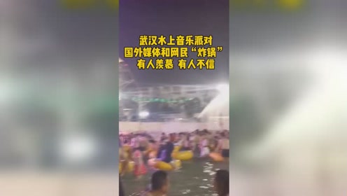 班农保释离开法院遭记者疯狂围堵 面带笑容神 笑看时事 吾挺帅哦