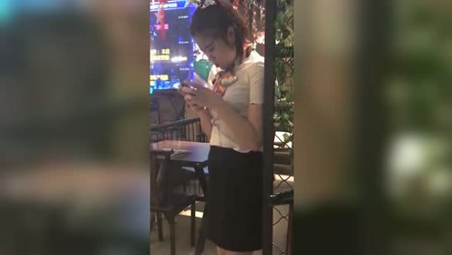 朝鲜酒吧的一幕，朝鲜美女穿着朴素，和国内美