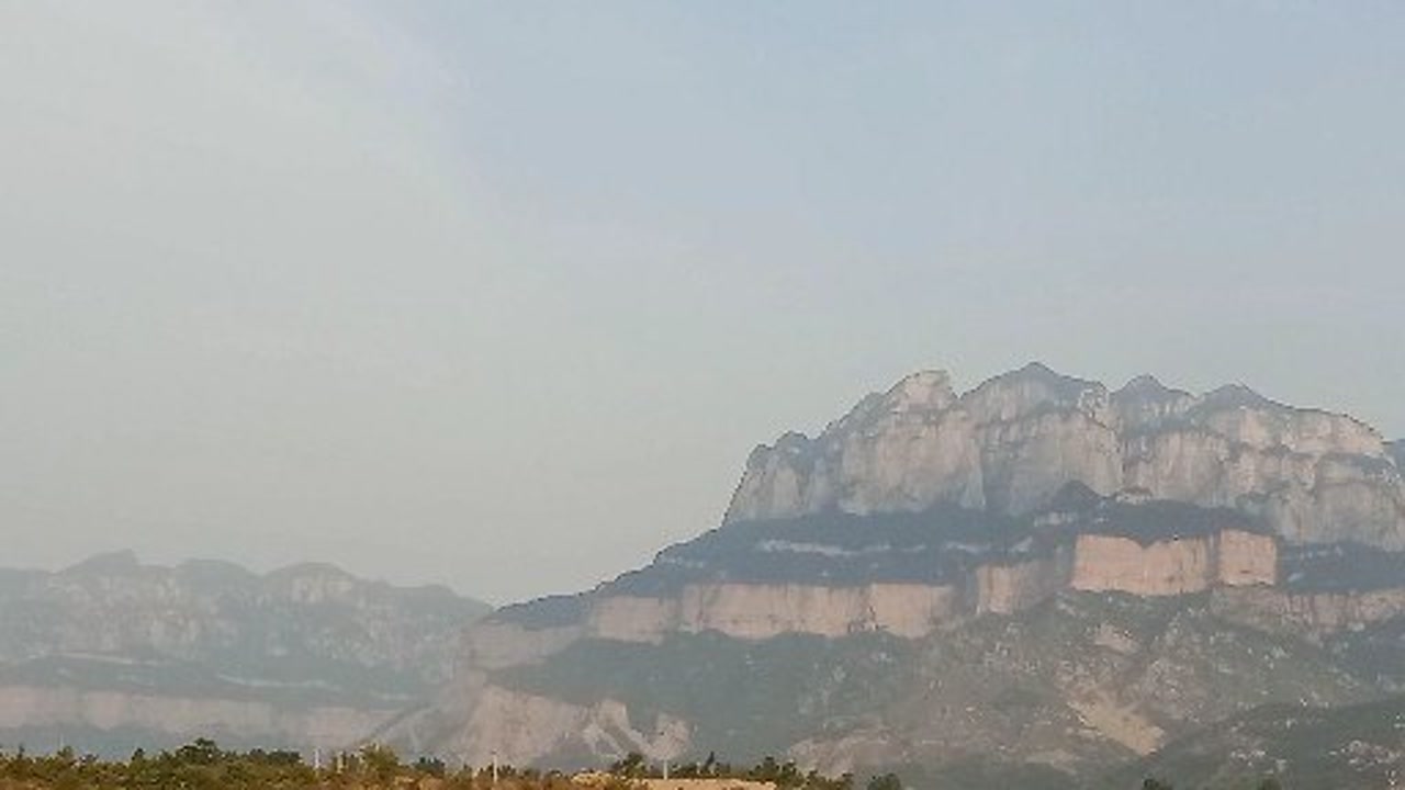 早晨辉县太行山脉的关山,云雾缭绕,风景很美