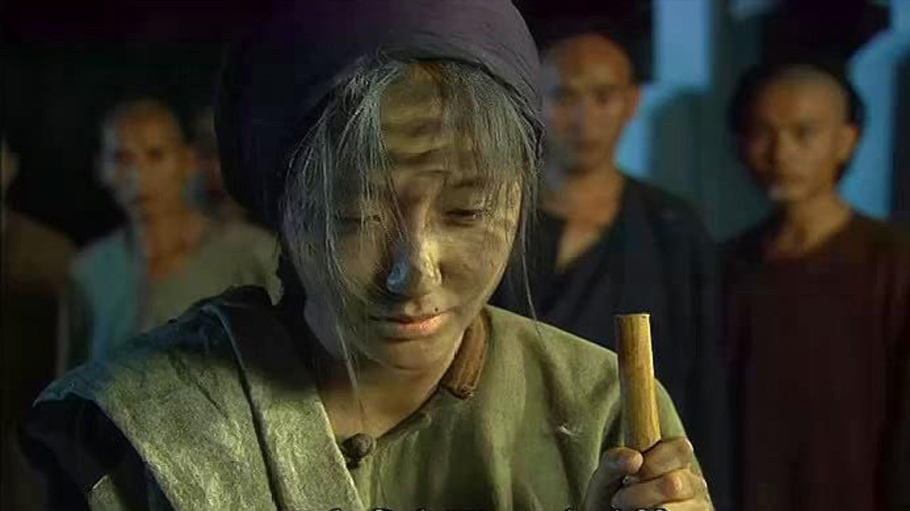 "乞丐婆婆"讨半碗米救下全城百姓,地主老爷不信,哪料白米转眼变成珍珠