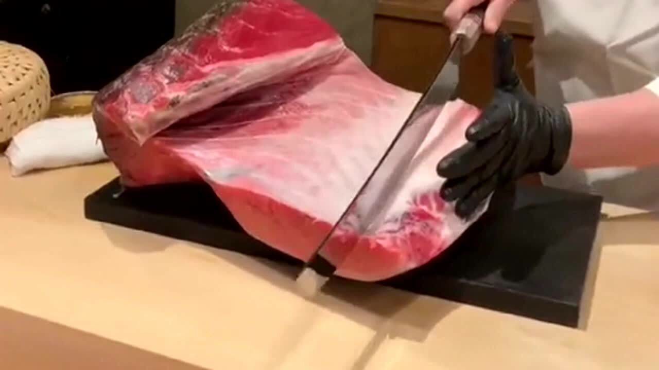 日本网红厨师切金枪鱼,下刀之前经过慎重考虑,生怕一刀下去影响美观和