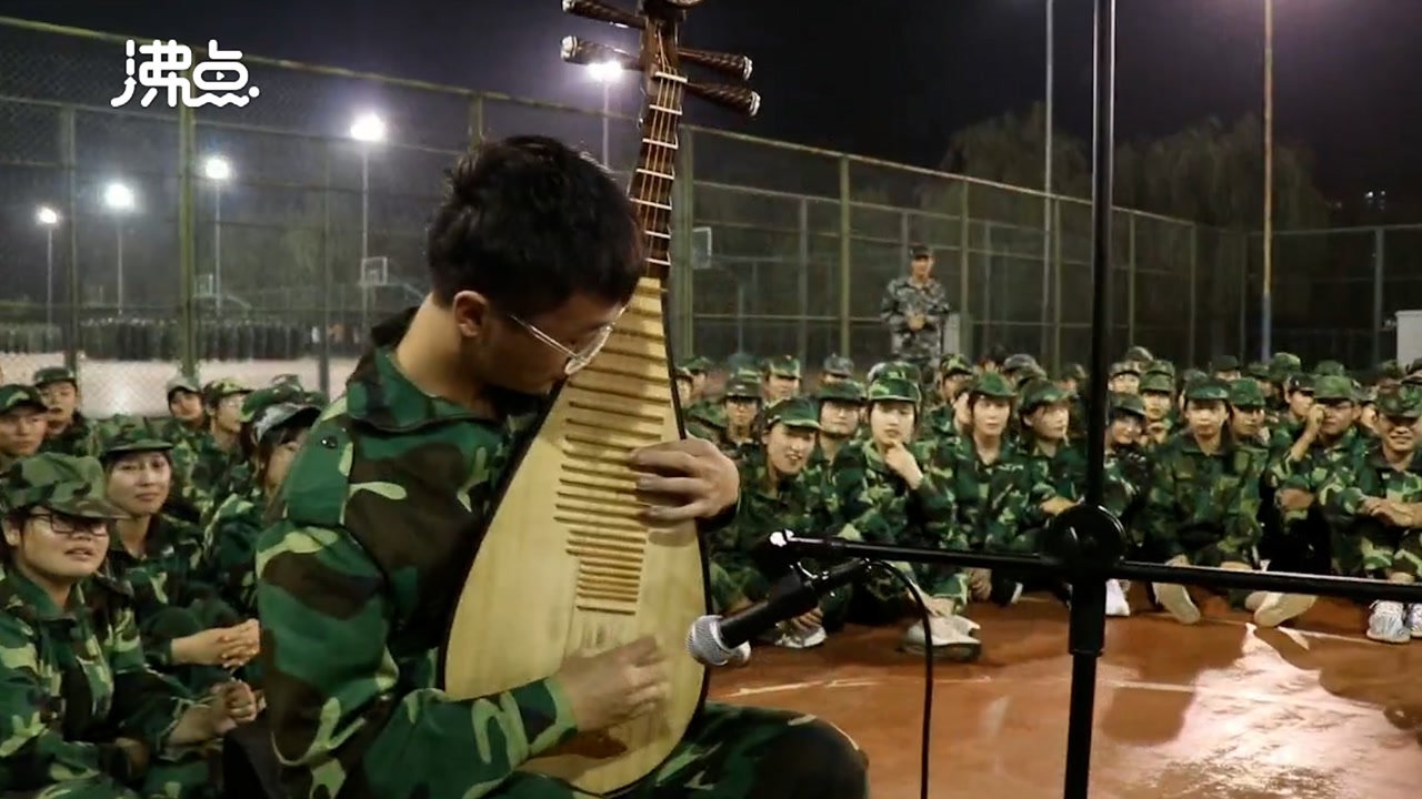 大一男生军训登台献艺 一首琵琶名曲《十面埋伏》震撼全场